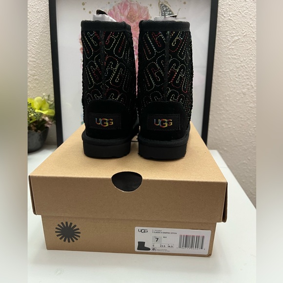 UGG Classic II Graphic Stitch Black NIB - Picture 3 of 8